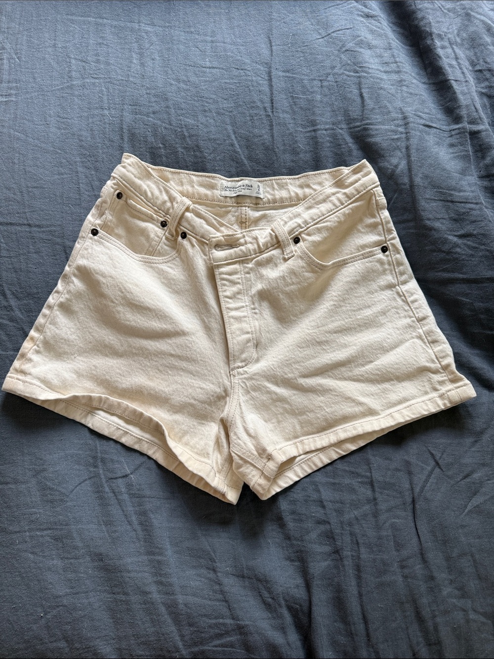 Abercrombie & Fitch - 90s relaxed cutoff short, High Rise; size 28